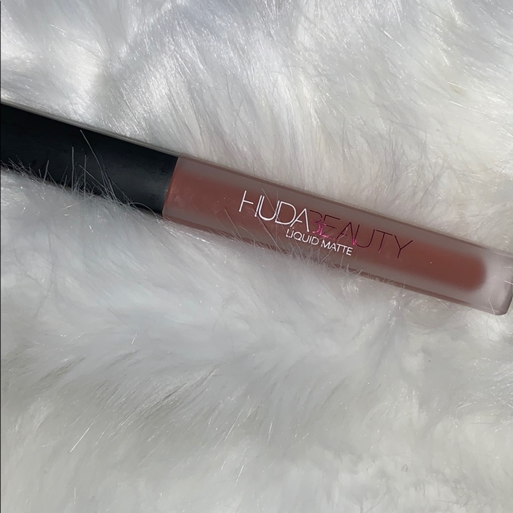 Huda Beauty matte lipstick Trendsetter
